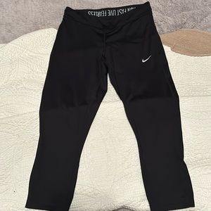 Women’s Nike crop leggings.